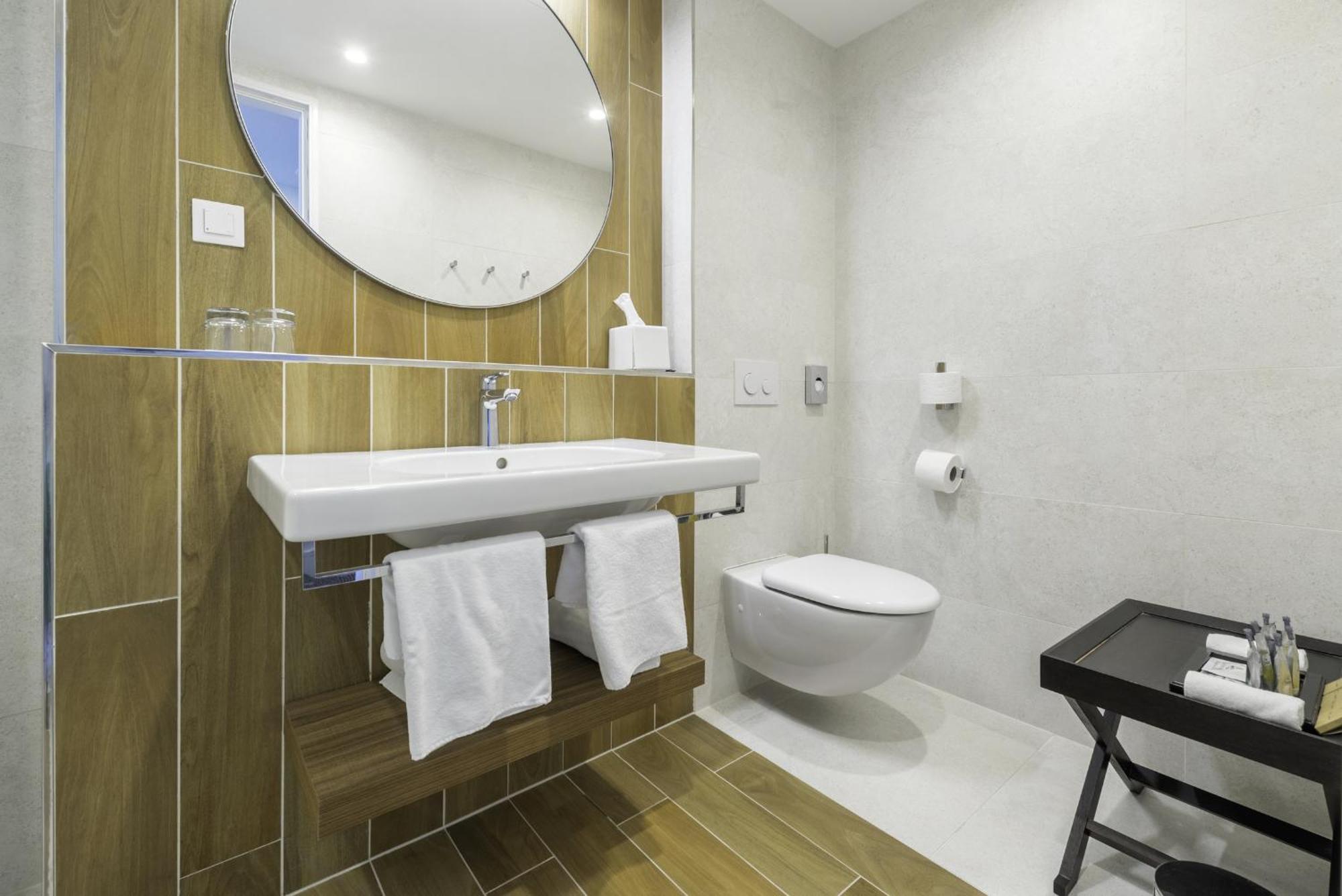 Suite con 2 Camere da Letto e Balcone con Vista Mare